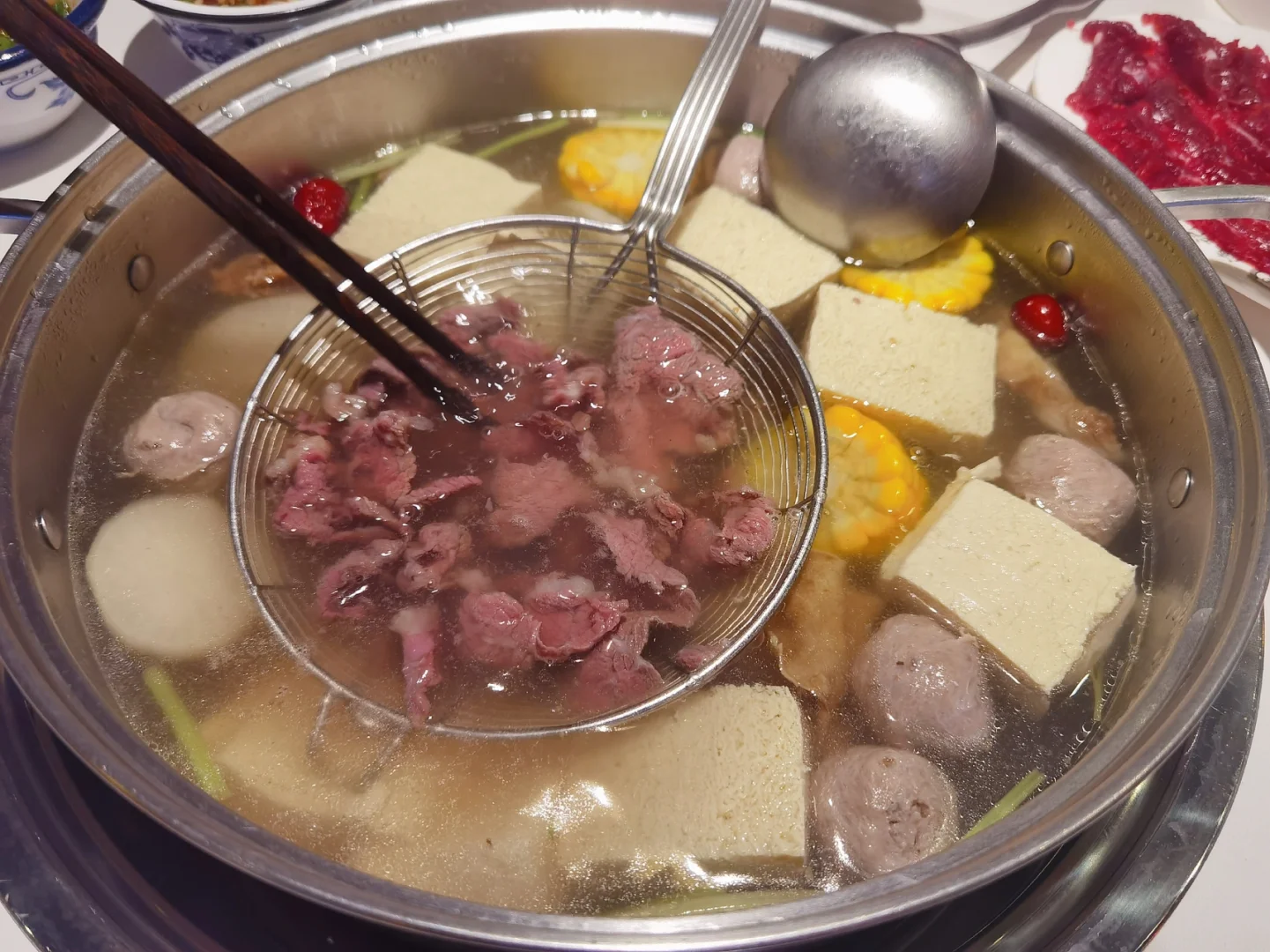 如何用牛肉提鲜火锅汤底